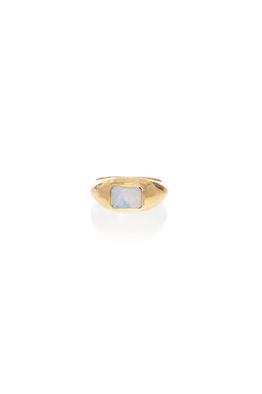 Small Ring 18k Gold with Mother of Pearl Stone